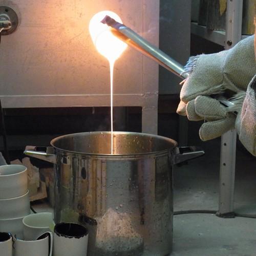調合した原料を1,300℃の高温で溶かして色ガラス（フリット）を作ります。