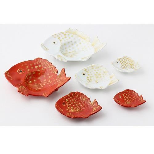 金彩鯛型小皿シリーズ<br />紅白で揃えてお祝いの贈り物にしたり、おめでたい席での器にぴったりの鯛型シリーズです。<br />鯛は古来より日本人にとって馴染み深く縁起のよいものとして知られています。