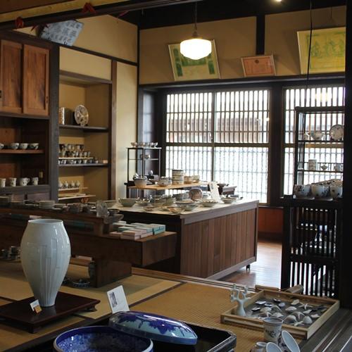 100年の重みが感じられる店内。