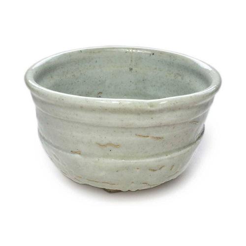 『御所丸写茶碗』 (磁器土造り)<br />御所丸茶碗とは、400年前、織部沓茶碗(おりべくつちゃわん)を手本に朝鮮半島南部で焼かせた磁器土の茶碗のことです。