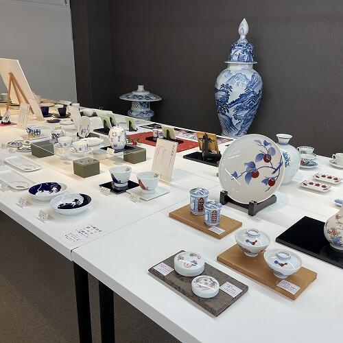 伝統的な文様で描かれた器は、まさに芸術作品です。