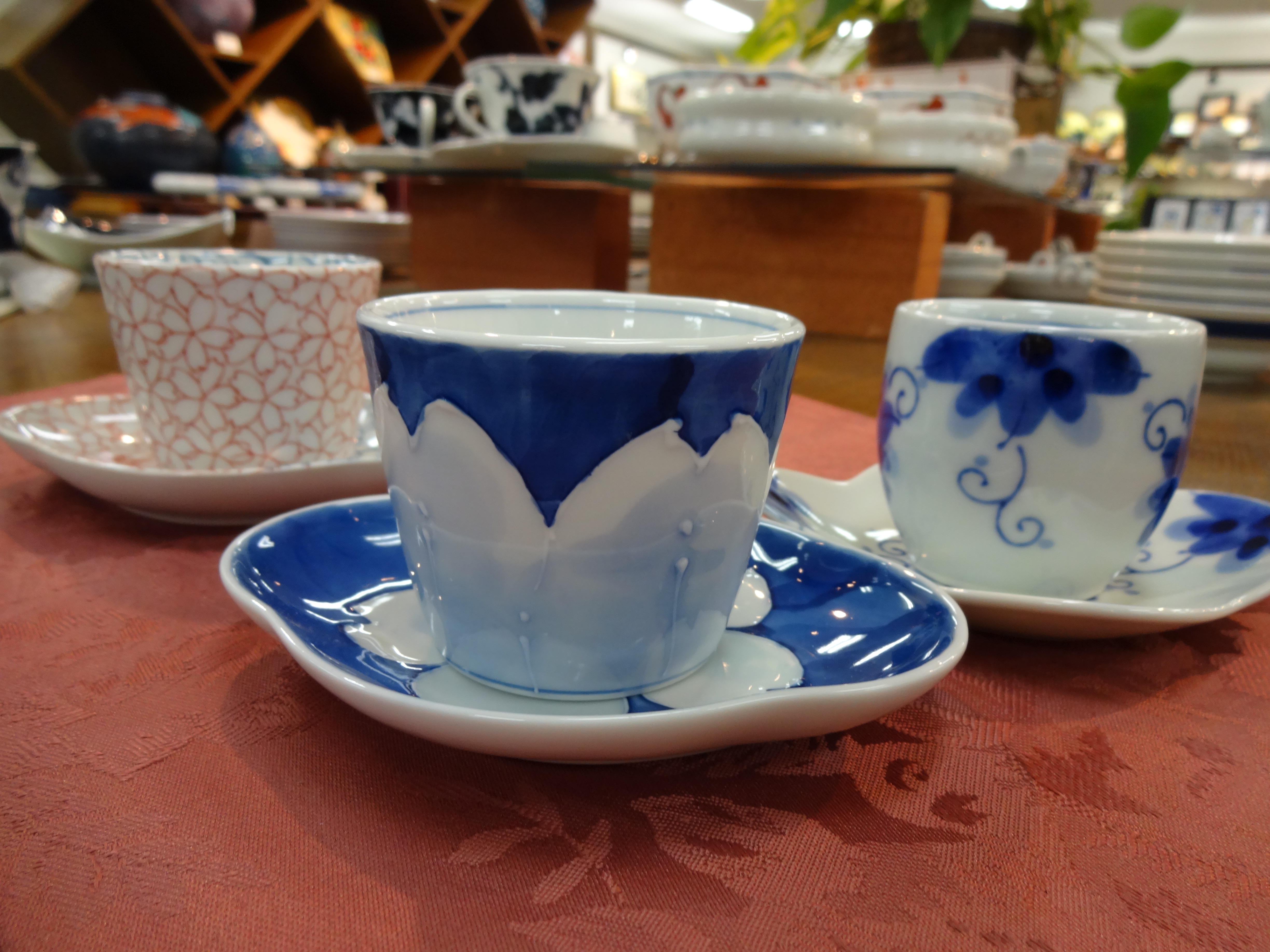 皿付き煎茶<br />受け皿付きの煎茶碗は、日本茶はもちろん、珈琲などを淹れてお使いいただいても素敵です。