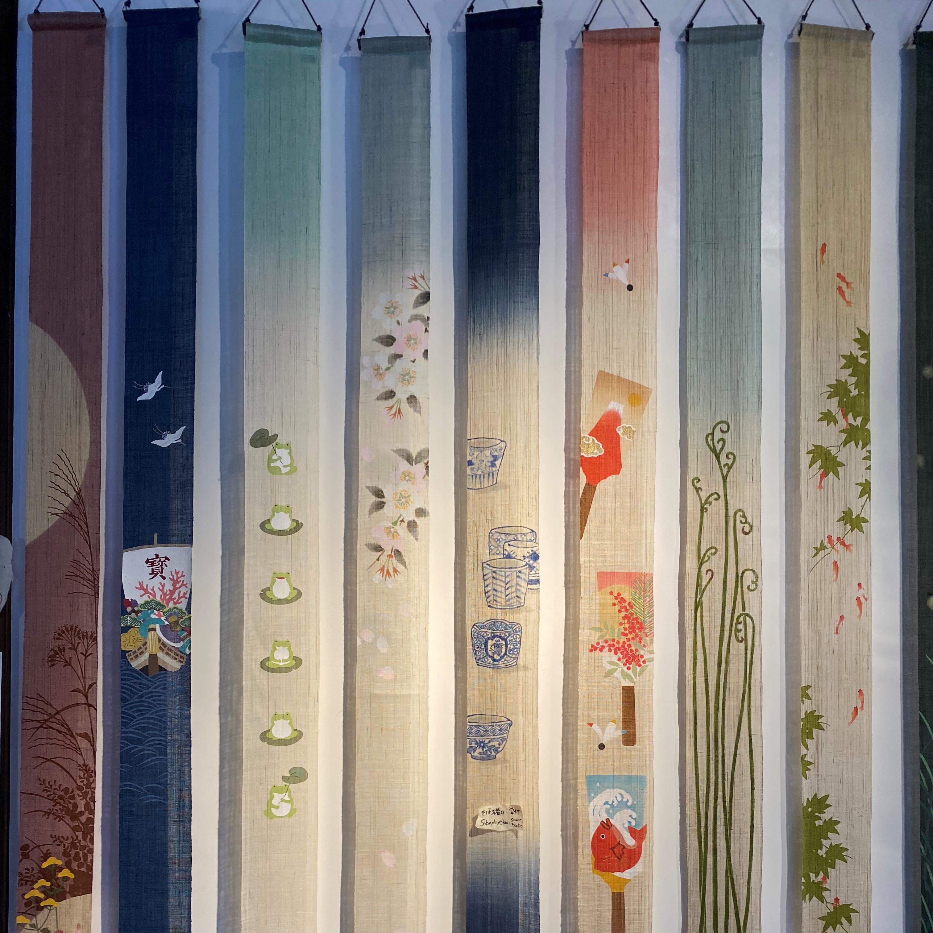細めの麻のタペストリー。<br />京都から取り寄せている麻のタペストリーは手織りで全て手作業で染めています。<br />廊下の突き当たりの壁や床の間に3本飾っても楽しいですね。