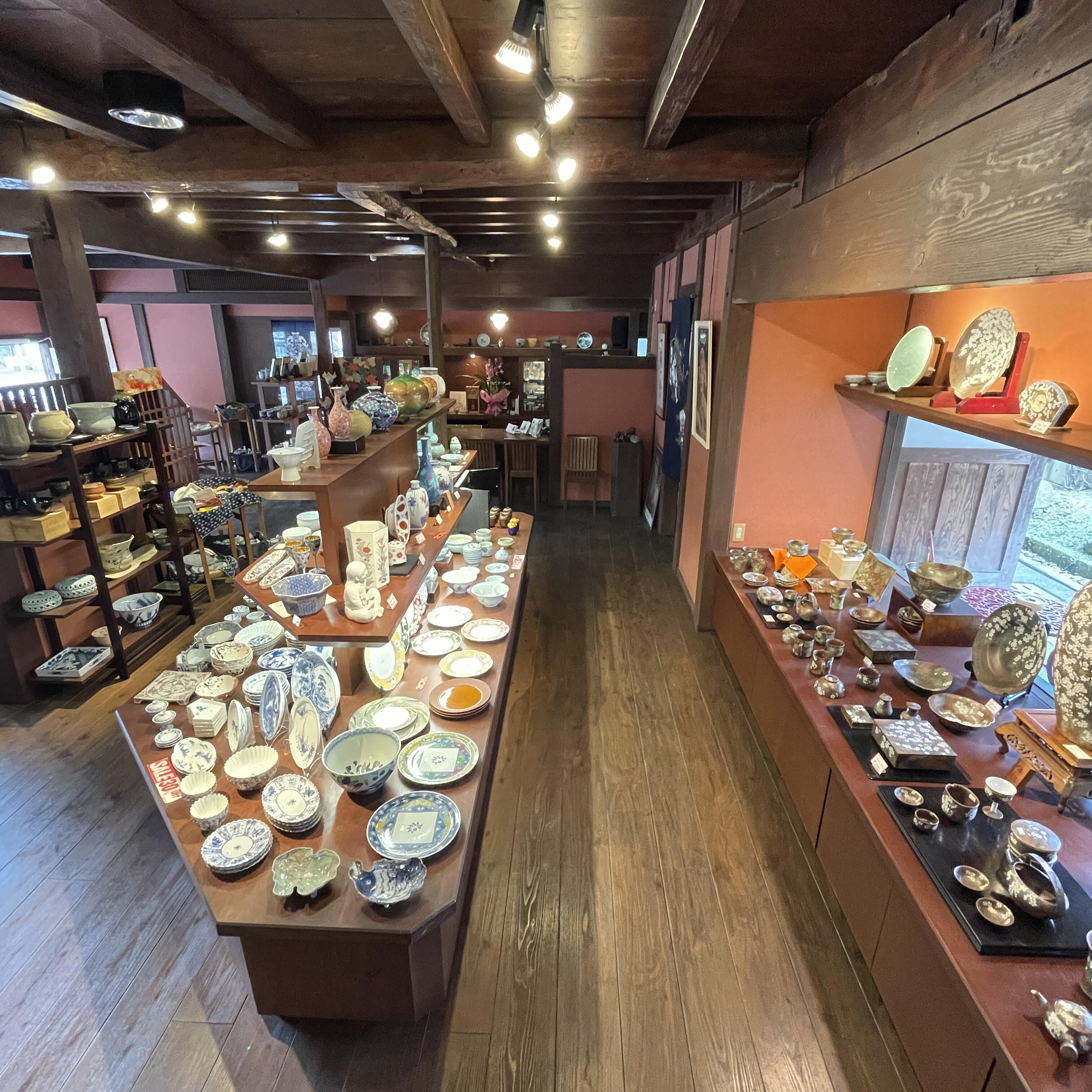 オリジナル商品や、業務用食器、一般食器、美術品など取り揃えております。