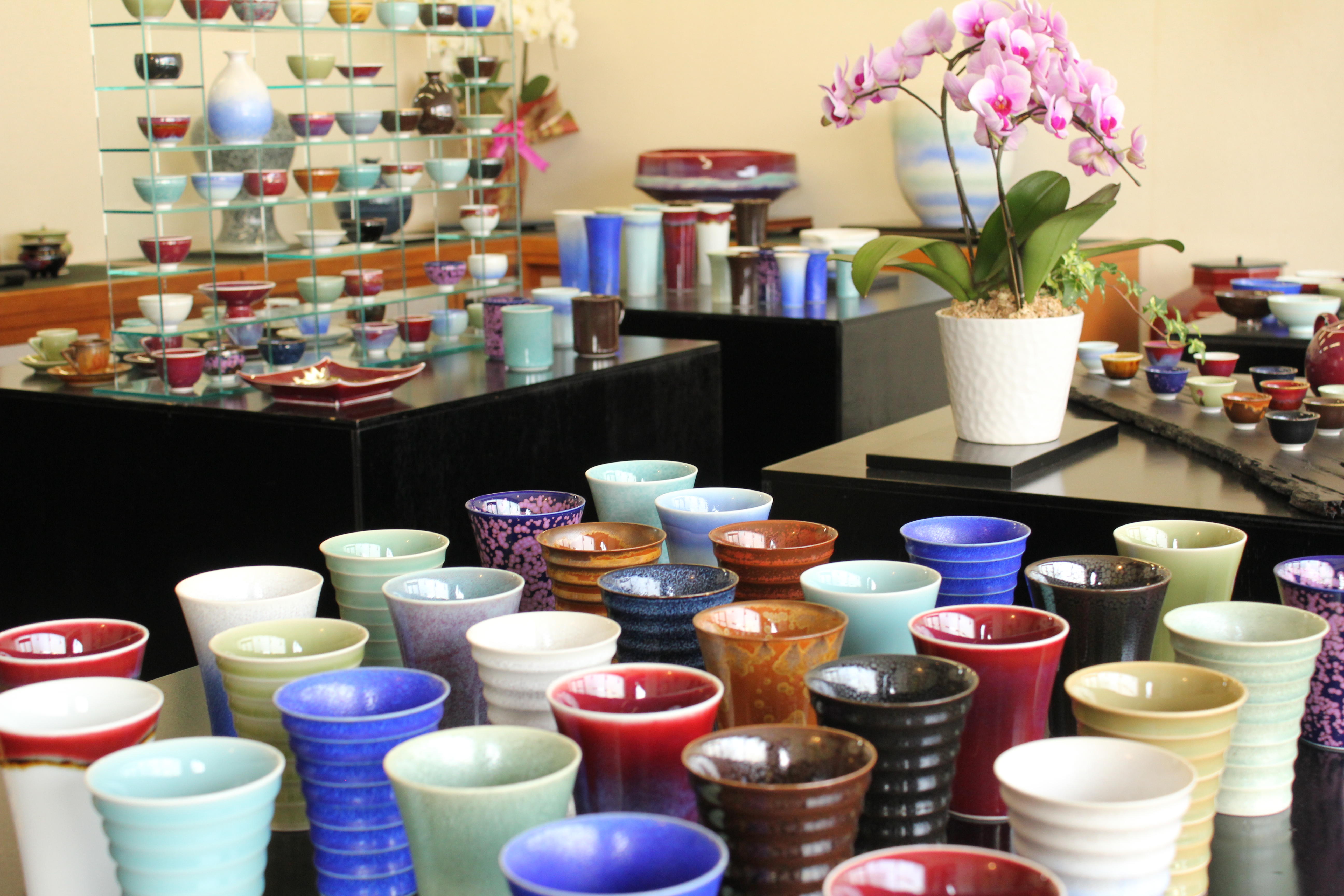 ギャラリー内は色とりどりの器やカップなど多数取り揃えてあります。