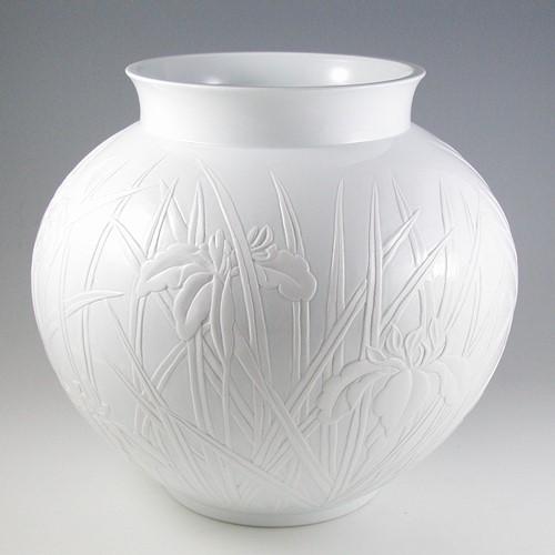 白瓷菖蒲文花瓶<br />ロクロ成形後、生の生地に花を描き、凸凹の彫りにて菖蒲の花を表現しています。