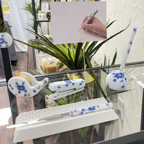 有田の作家作品や文房具など、お土産に最適なセレクトアイテムを豊富に揃えています。
