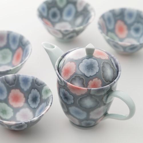 『彩磁練上彩り花紋茶器揃』<br />濃淡を各色に施した華やかな茶器です。