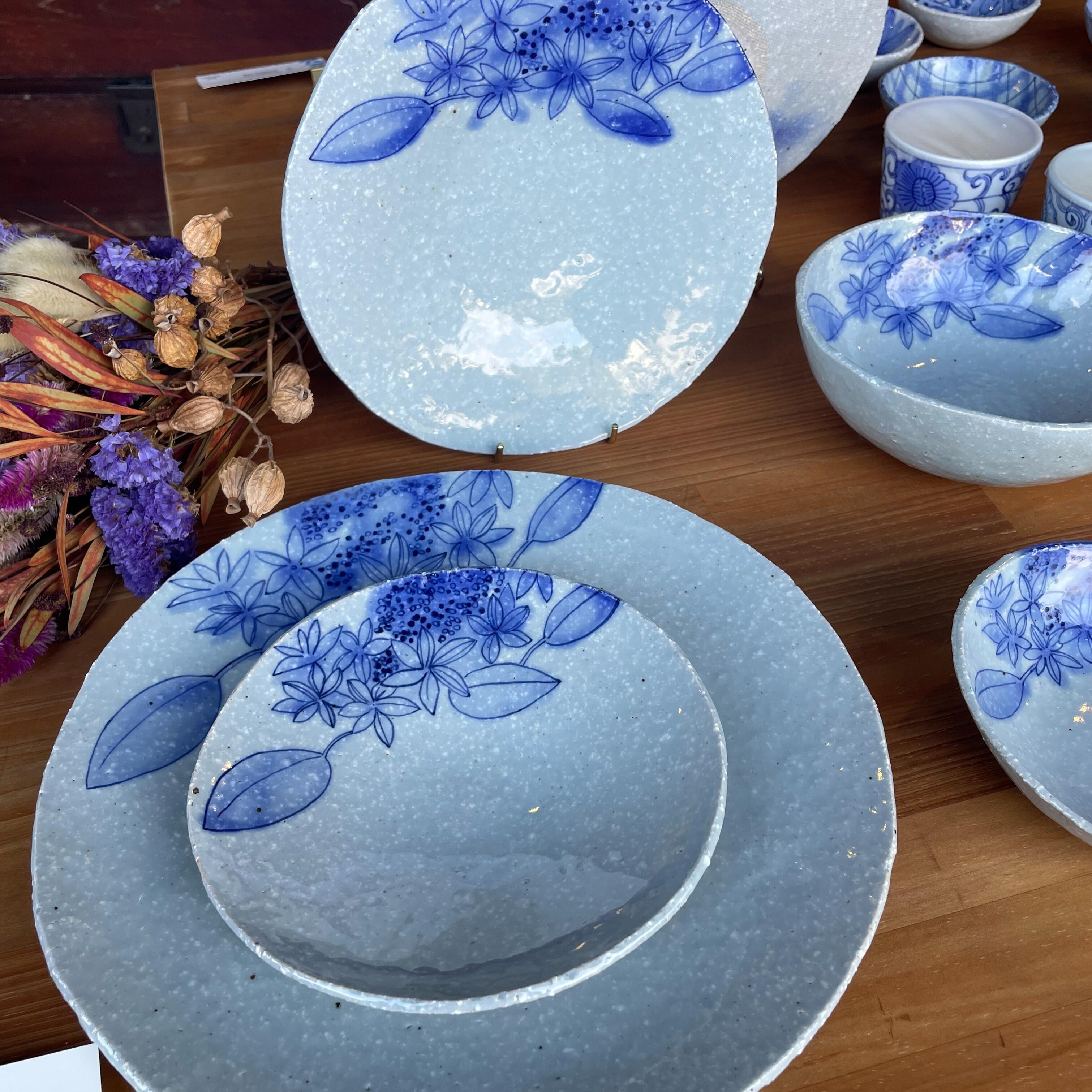 染付紫陽花皿<br />　平皿・丸皿　和洋折衷の料理に合うプレートです。
