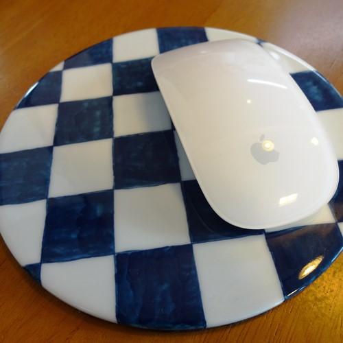有田焼のマウスパッドは、デスク回りのおしゃれなアイテムとしてご活用いただけます。<br/>また、鍋敷きなどキッチンテーブルアイテムとしても使用できます。