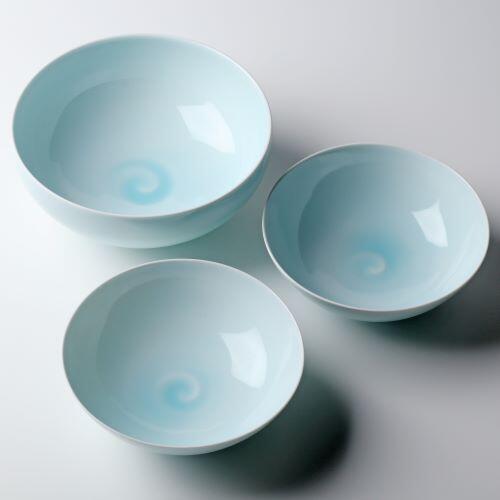 淡くやさしい青磁の色合いの器にお料理を盛ると、より美しく美味しく感じられるのではないでしょうか。