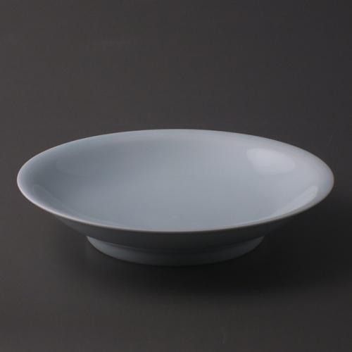 青磁皿<br /> やわらかな青磁の色がとてもよく出ていて、料理を盛られて食卓を美しく、 また楽しく感じていただけるのではないでしょうか。 和にも洋にもどちらにも使えて重宝していただけるものと思います。