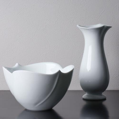 透明感ある白磁の美しさに加え、手作りならではの温かさとしなやかさを併せ持った器です。