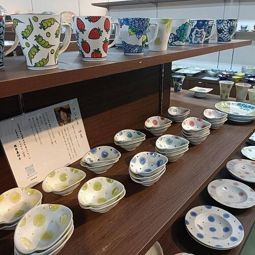 マグカップは特に人気で絵柄は何種類もあります。