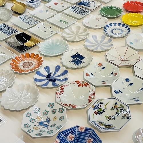 各窯元コラボ商品のおてしょ皿。是非手に取ってご覧ください。