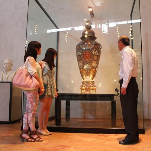 ほぼ百年に渡り、門外不出として本店参考館に所蔵されていた1900年パリ万国博覧会金賞受賞大花瓶。<br />チャイナ・オン・ザ・パーク20周年を機に忠次舘にて一般公開されています。