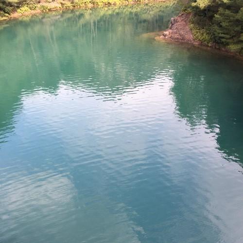 佐賀ゆかりの詩人・山本太郎氏によって「秘色の湖（ひそくのうみ）」と名付けられた、深い青磁の色をしたダム。