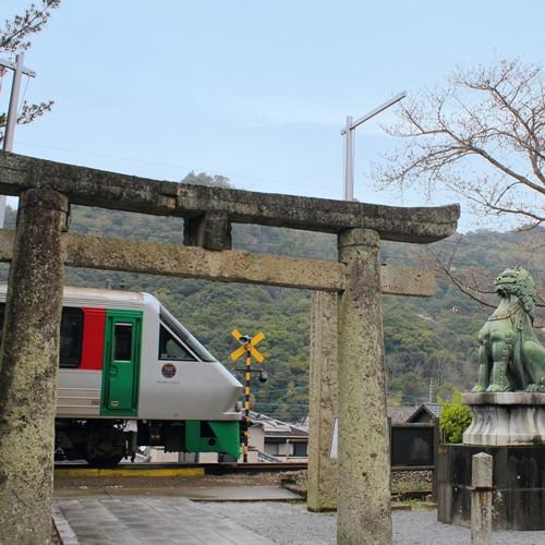 境内を電車が走る珍百景。