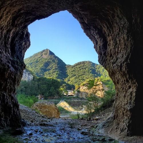 採掘坑から英山（はなぶさやま）を望む。