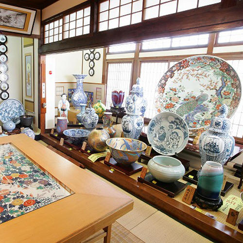 テーブル、額皿、掛け軸、花瓶、衝立など、華やかな有田焼の美術品を展示した1億円の間。