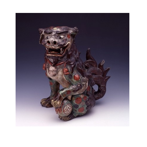 陶彫赤絵の狛犬<br />（有田陶磁美術館所蔵）<br />以前は有田町泉山・弁財天社に奉納されていたもので、当時は一対であったが現在は一体のみ現存する。像高39cmで、姿態は左足でクス玉をおさえ、腰を据え、口をあけて獅子吼している。延宝年間（1573～1681）の制作と推定されている。県重要文化財（工芸品）。