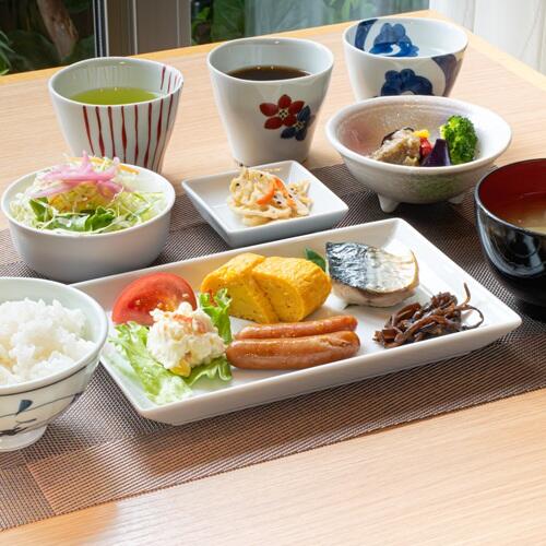 地元の食材を取り入れた朝ご飯。お茶は波佐見茶、お米は地元の「鬼木の棚田米」を使用しており、一日のスタートをサポートするメニューをご提供しております。