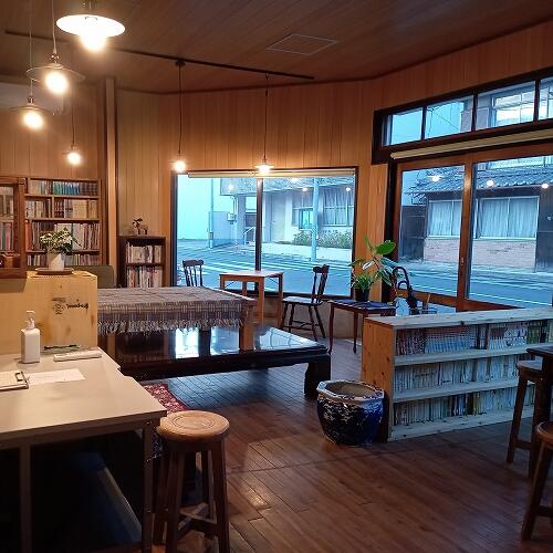 「泊まれる古書店」ロビーでゆっくり飲食や読書を楽しめます。