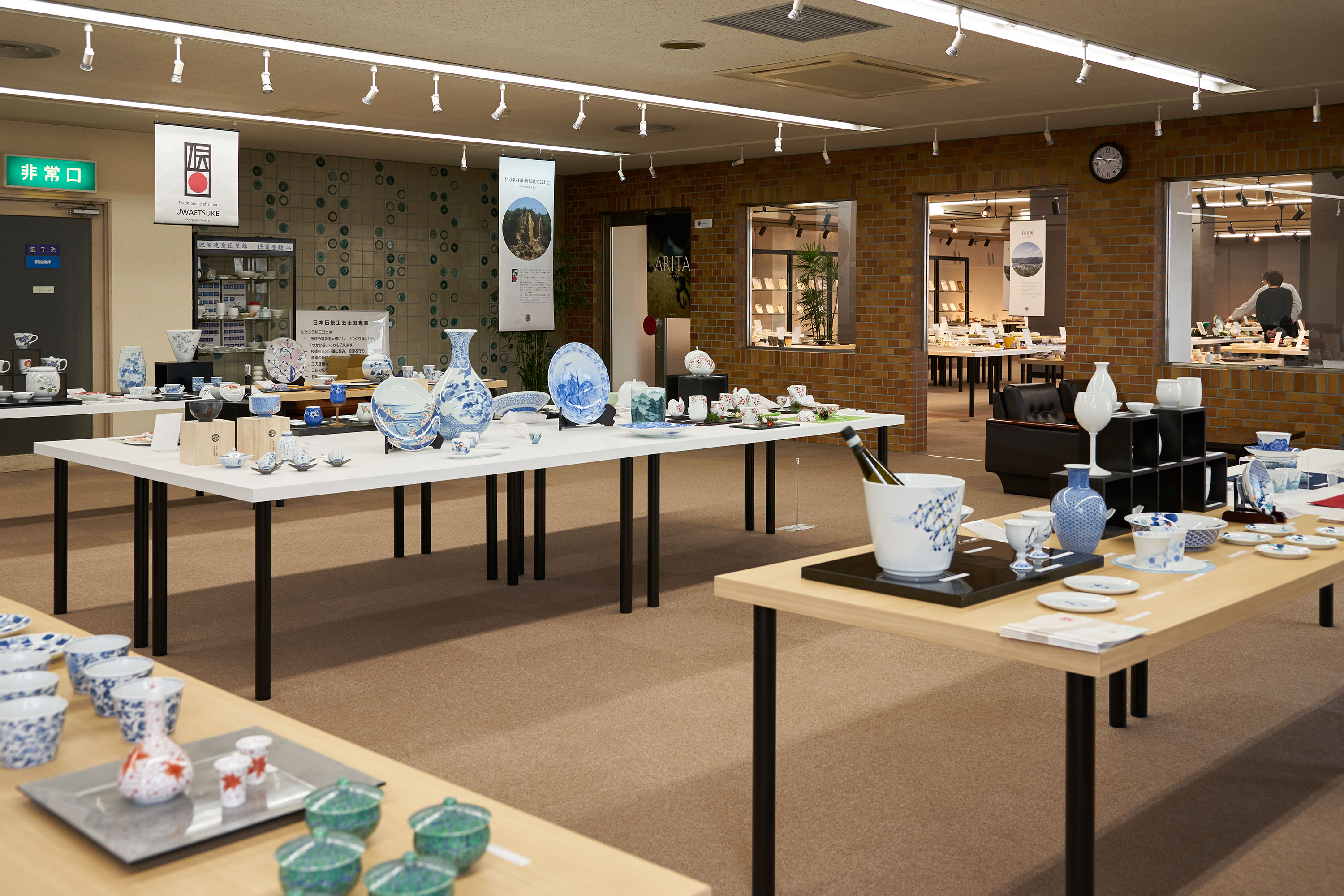 伊万里・有田焼伝統工芸士会会員の作品を常設展示・販売をしています。