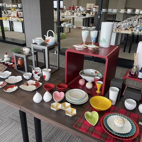 常設で組合員の作品などを展示しており、特別展示として、季節ごとにテーマを設けた組合員窯元展を開催しています。
