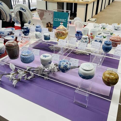 伊万里・有田焼伝統工芸士会会員の作品を常設展示・販売をしています。