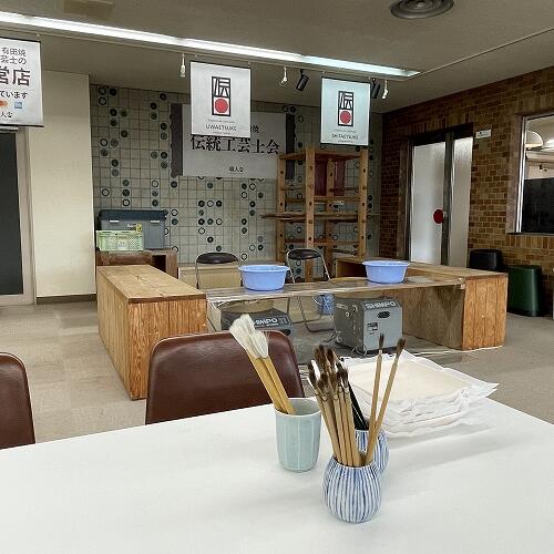 体験スペースにてロクロ、絵付け体験のイベントを定期的に開催しています。